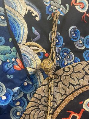 Een Chinees met gouddraad geborduurde zijden gewaad met draken op blauwe fond, 19e eeuw — foto 10