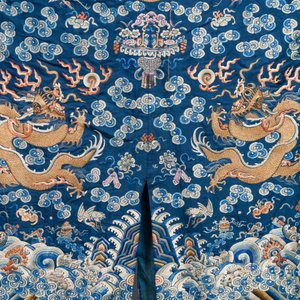 Een Chinees met gouddraad geborduurde zijden gewaad met draken op blauwe fond, 19e eeuw — foto 6