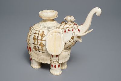 Een Chinees met hardsteen ingelegd ivoren model van een olifant, eind 19e eeuw