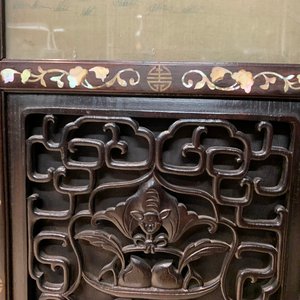 Een Chinees met parelmoer ingelegd houten kamerscherm met beschilderde zijde, 19e eeuw — foto 13