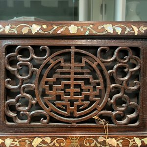 Een Chinees met parelmoer ingelegd houten kamerscherm met beschilderde zijde, 19e eeuw — foto 21