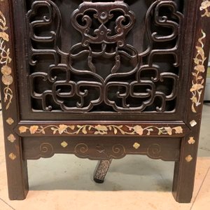 Een Chinees met parelmoer ingelegd houten kamerscherm met beschilderde zijde, 19e eeuw — foto 23