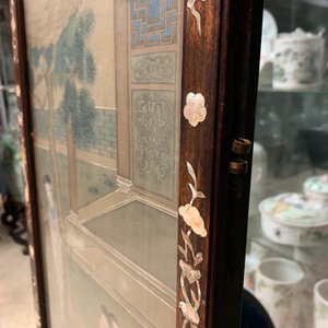 Een Chinees met parelmoer ingelegd houten kamerscherm met beschilderde zijde, 19e eeuw — foto 27