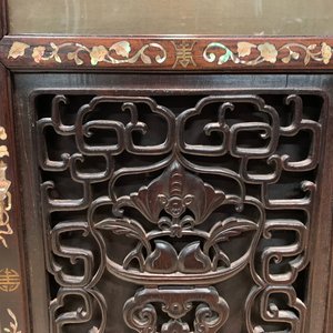 Een Chinees met parelmoer ingelegd houten kamerscherm met beschilderde zijde, 19e eeuw — foto 39