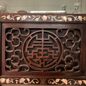 Een Chinees met parelmoer ingelegd houten kamerscherm met beschilderde zijde, 19e eeuw — foto 12
