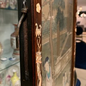 Een Chinees met parelmoer ingelegd houten kamerscherm met beschilderde zijde, 19e eeuw — foto 25