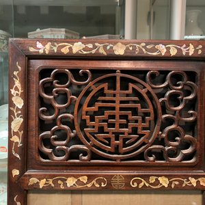 Een Chinees met parelmoer ingelegd houten kamerscherm met beschilderde zijde, 19e eeuw — foto 38