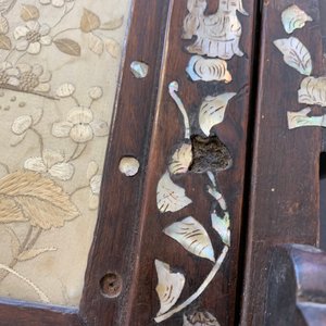 Een Chinees met parelmoer ingelegd houten scherm met zijden borduursel, 19e eeuw — foto 23