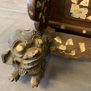 Een Chinees met parelmoer ingelegd houten scherm met zijden borduursel, 19e eeuw — foto 24