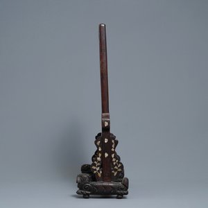 Een Chinees met parelmoer ingelegd houten scherm met zijden borduursel, 19e eeuw — foto 5