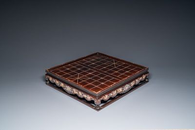 Een Chinees met parelmoer ingelegd houten Xiangqi schaakbord, 19e eeuw