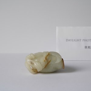 Een Chinees model van een perzik in celadon en roestkleurige jade, Ming — foto 11