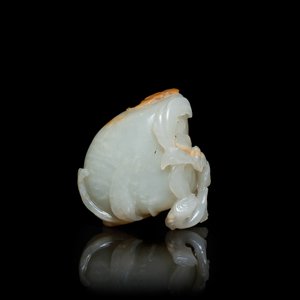Een Chinees model van een perzik in celadon en roestkleurige jade, Ming — foto 2