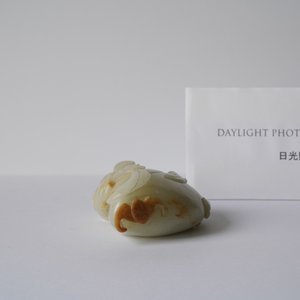 Een Chinees model van een perzik in celadon en roestkleurige jade, Ming — foto 10