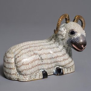 Een Chinees model van een ram in cloisonné en verguld brons, Qianlong — foto 1