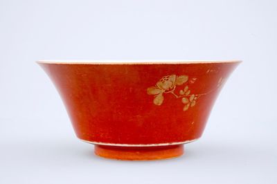 Een Chinees monochrome koraalrode kom met goudophoging, 18/19e eeuw