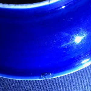 Een Chinees monochroom blauw bord met anhua drakendecor, Wanli merk, 18/19e eeuw — foto 3