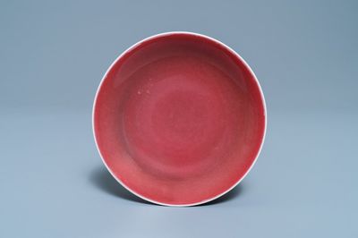 Een Chinees monochroom koperrood bord, Qianlong merk en periode