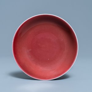 Een Chinees monochroom koperrood bord, Qianlong merk en periode — foto 1