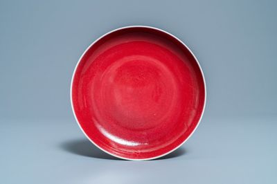 Een Chinees monochroom koperrood bord, Qianlong