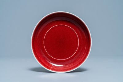Een Chinees monochroom koperrood bord, Xuande merk, 19/20e eeuw