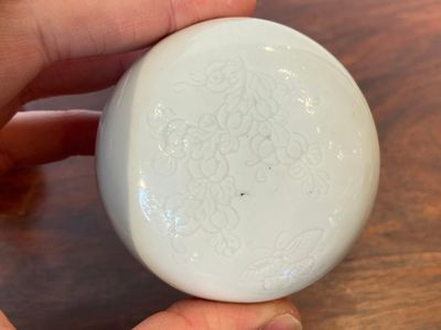 Een Chinees monochroom koperrood vaasje, een groene anhua theekom en een dekseldoosje, 19/20e eeuw — foto 11