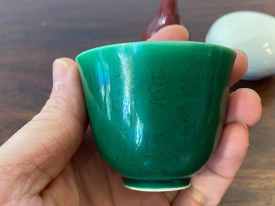 Een Chinees monochroom koperrood vaasje, een groene anhua theekom en een dekseldoosje, 19/20e eeuw — foto 3
