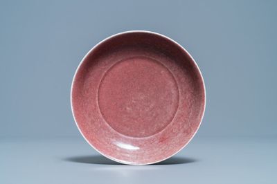 Een Chinees monochroom leverrood bord met onderglazuur decor, Xuande merk, 19/20e eeuw