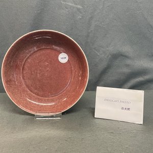 Een Chinees monochroom leverrood bord met onderglazuur decor, Xuande merk, 19/20e eeuw — foto 4