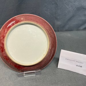 Een Chinees monochroom leverrood bord met onderglazuur decor, Xuande merk, 19/20e eeuw — foto 6