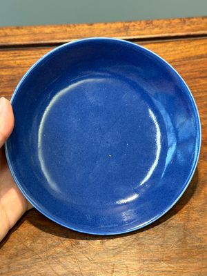 Een Chinees monochroom poederblauw bord, Guangxu merk en periode — foto 1