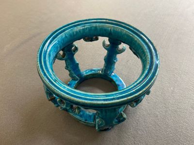 Een Chinees monochroom turquoise-geglazuurd ornament voor een vissenkom, Kangxi — foto 1