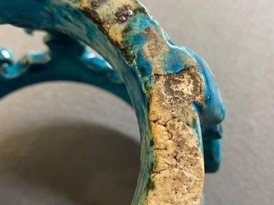 Een Chinees monochroom turquoise-geglazuurd ornament voor een vissenkom, Kangxi — foto 11