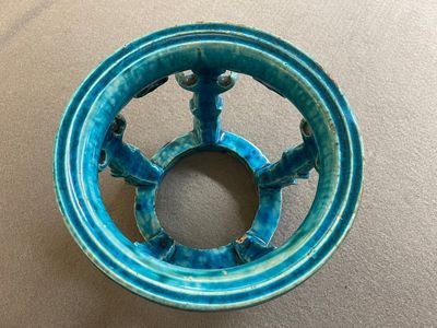 Een Chinees monochroom turquoise-geglazuurd ornament voor een vissenkom, Kangxi — foto 2
