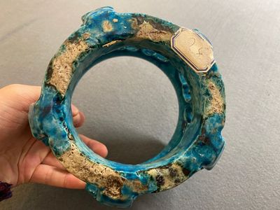 Een Chinees monochroom turquoise-geglazuurd ornament voor een vissenkom, Kangxi — foto 5