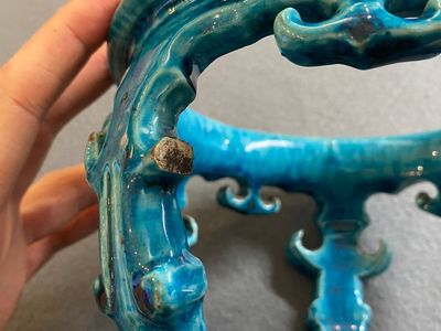 Een Chinees monochroom turquoise-geglazuurd ornament voor een vissenkom, Kangxi — foto 6