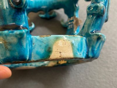 Een Chinees monochroom turquoise-geglazuurd ornament voor een vissenkom, Kangxi — foto 8