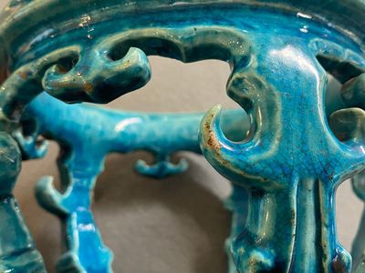 Een Chinees monochroom turquoise-geglazuurd ornament voor een vissenkom, Kangxi — foto 9