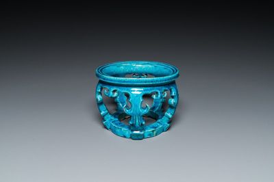 Een Chinees monochroom turquoise-geglazuurd ornament voor een vissenkom, Kangxi