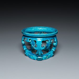 Een Chinees monochroom turquoise-geglazuurd ornament voor een vissenkom, Kangxi — foto 1