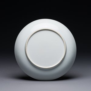 Een Chinees monochroom wit geglazuurd bord met anhua drakendecor, 18e eeuw — foto 2