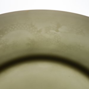 Een Chinees monochroom wit geglazuurd bord met anhua drakendecor, 18e eeuw — foto 6