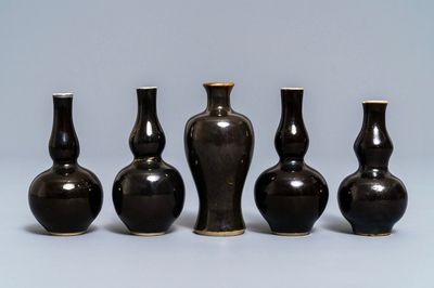 Een Chinees monochroom zwart vijfdelig miniatuur kaststel, Kangxi