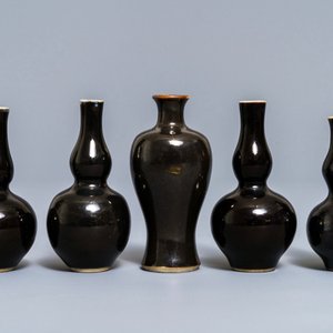 Een Chinees monochroom zwart vijfdelig miniatuur kaststel, Kangxi — foto 2