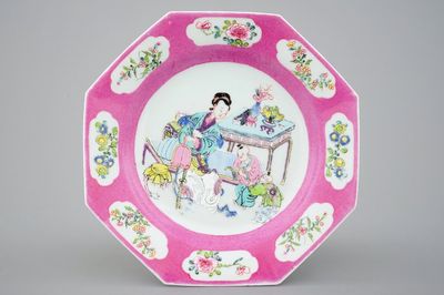 Een Chinees octagonaal famille rose bord met roze rand, Yongzheng, 1723-1735
