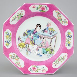 Een Chinees octagonaal famille rose bord met roze rand, Yongzheng, 1723-1735 — foto 1
