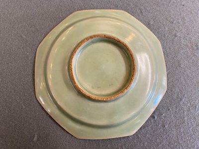 Een Chinees octagonaal Longquan celadon bord, wellicht Ming — foto 2