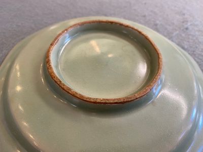 Een Chinees octagonaal Longquan celadon bord, wellicht Ming — foto 3