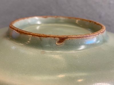 Een Chinees octagonaal Longquan celadon bord, wellicht Ming — foto 5