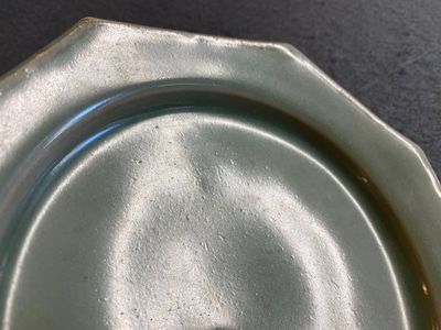 Een Chinees octagonaal Longquan celadon bord, wellicht Ming — foto 6